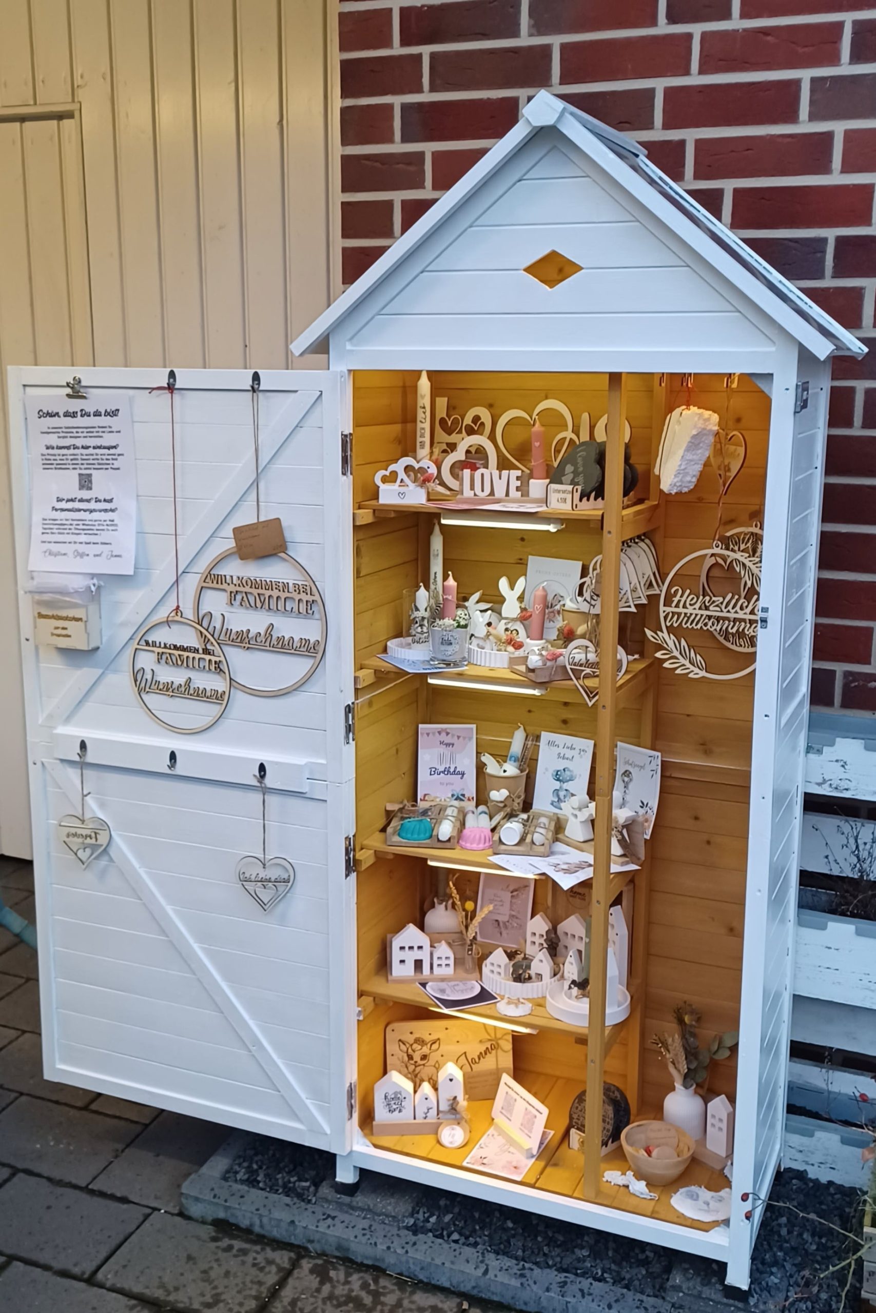 Verkaufshäuschen mit offener Tür